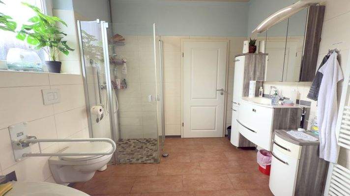 Duschbad mit ebenerdiger Eckdusche und Badewanne (EG)