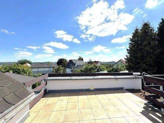 OG: Große Sonnentaerrasse mit Weitblick