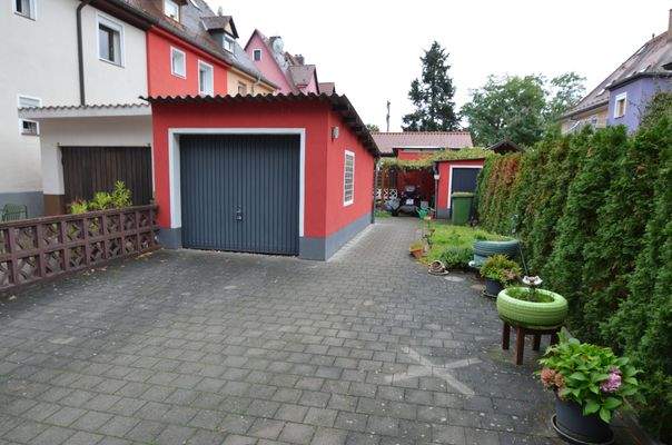 Hof/Zufahrt und Garage