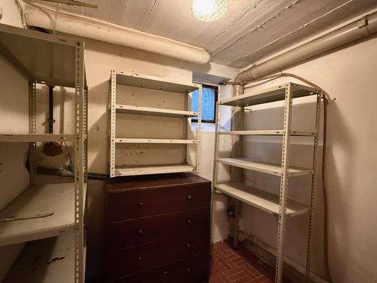 Vorratsraum im Keller