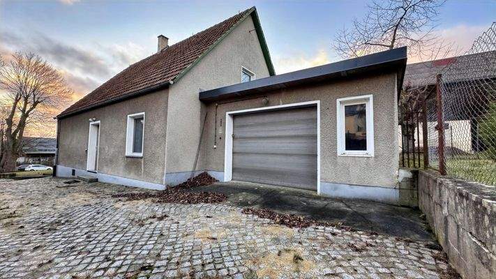 Wohngebäude mit Garage