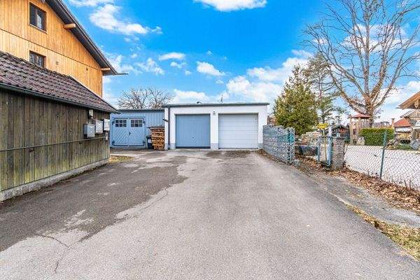 Garage mit Wallbox (rechts)
