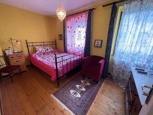 OG: Schlafzimmer mit zwei Fenster zum Innenhof