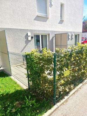 Ansicht mit Terrasse und Garten