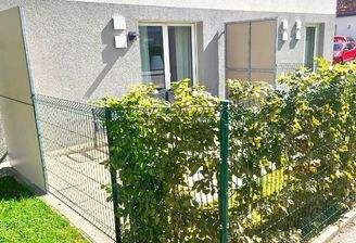 Ansicht mit Terrasse und Garten