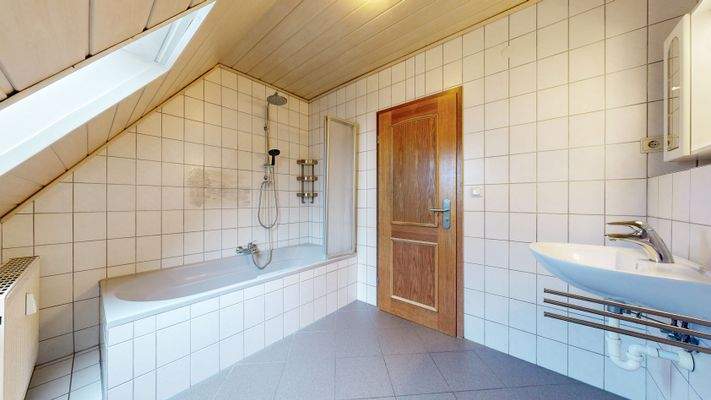 Tageslichtbad mit Badewanne