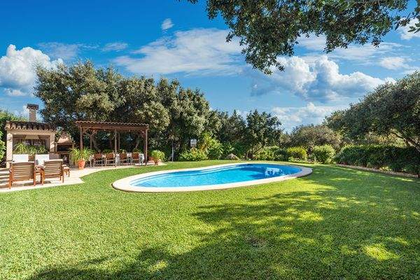 Wunderschöner Garten- und Poolbereich