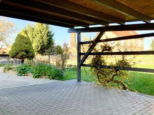 Geräumiger Carport