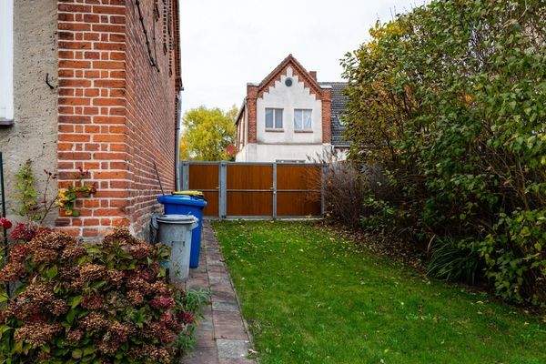 Gartenbereich mit Zaun