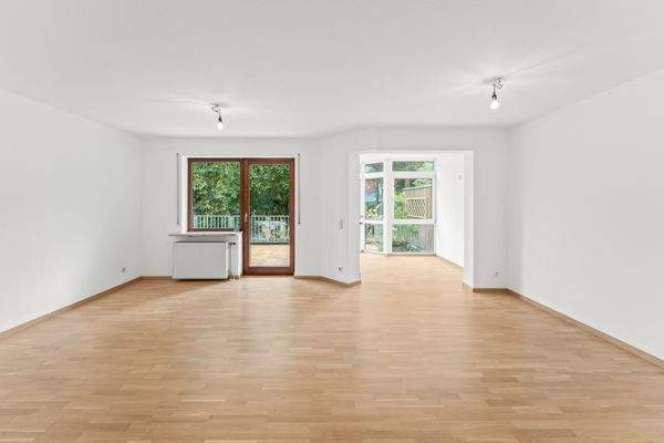 Helles Wohn- und Esszimmer mit Wintergarten 