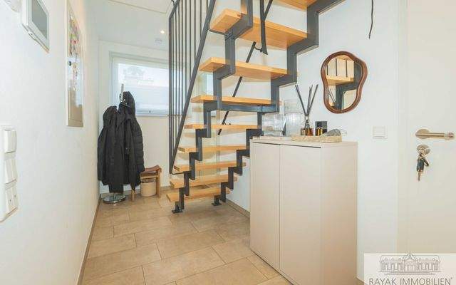 Flur mit Treppenaufgang