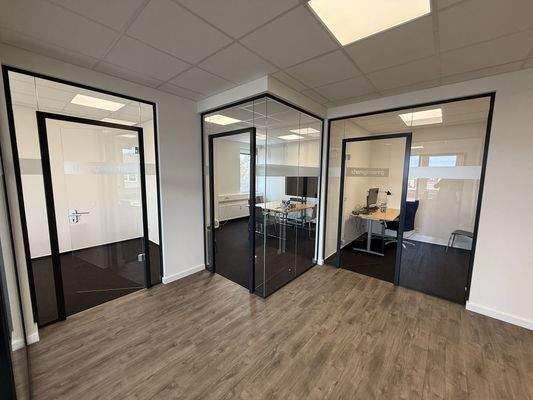 Brübereich mit Glaswand