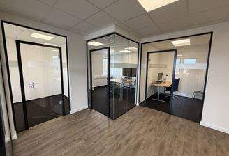 Brübereich mit Glaswand