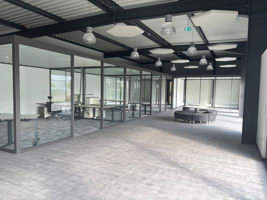 Fithalle Glasbüros.jpg