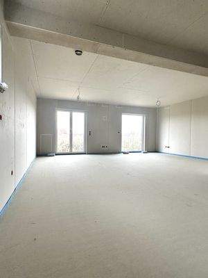 Große Fenster im Wohnraum