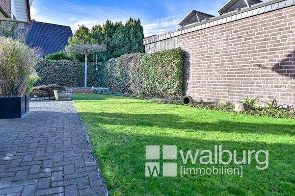 10 Garten mit Rasenflächen und Beeten