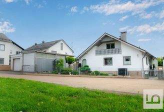 Hausansicht mit Garagen