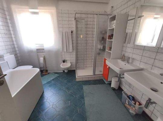 Bad mit Badewanne und Dusche Bild 1