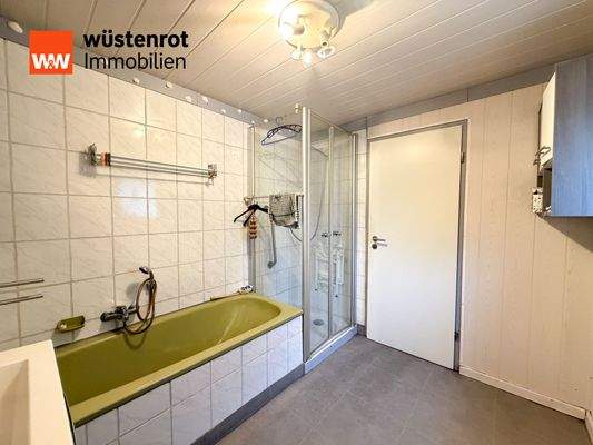 Tageslichtbad mit Dusche und Wanne EG