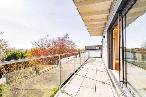 ...geht es auf den Balkon des Anbaus.