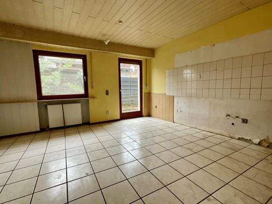 Küche mit Terrassenausgang