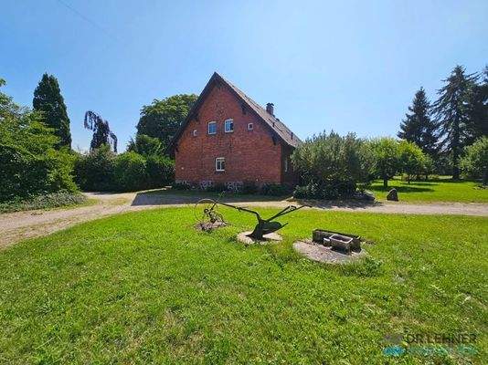 Ansicht Giebelseite im weitläufigen Grundstück