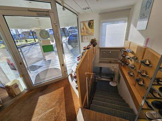 Kellerabgang zum Verkaufs- bzw. Lagerraum