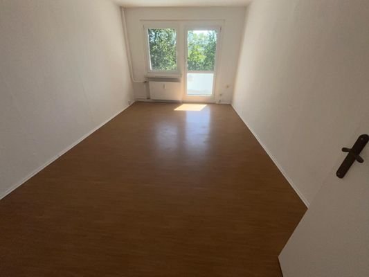 Wohnzimmer mit Zugang zum Balkon