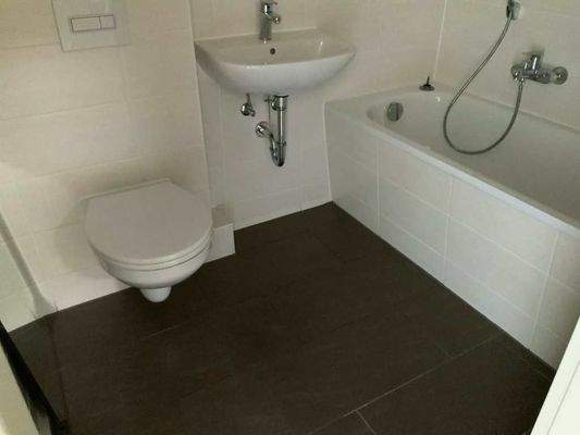 Bad mit Wanne (Beispiel)