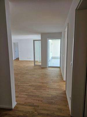 Blick von Eingangstür in den Wohnbereich