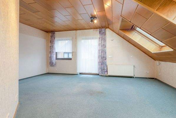 Wohnzimmer mit Balkonzugang