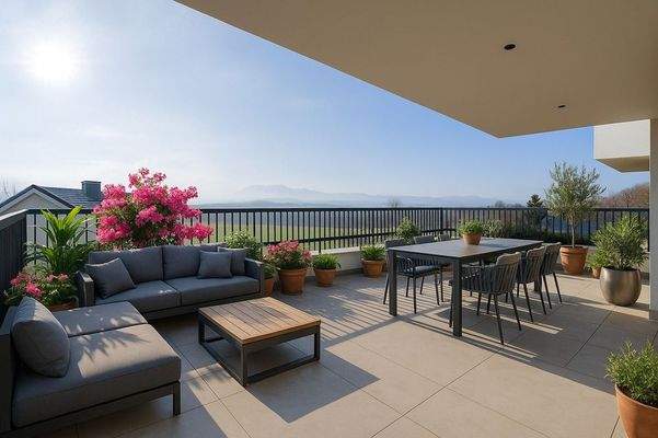 Die weitläufige Terrasse mit herrlichem Blick