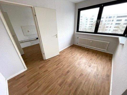 Leeres Zimmer mit Fenster