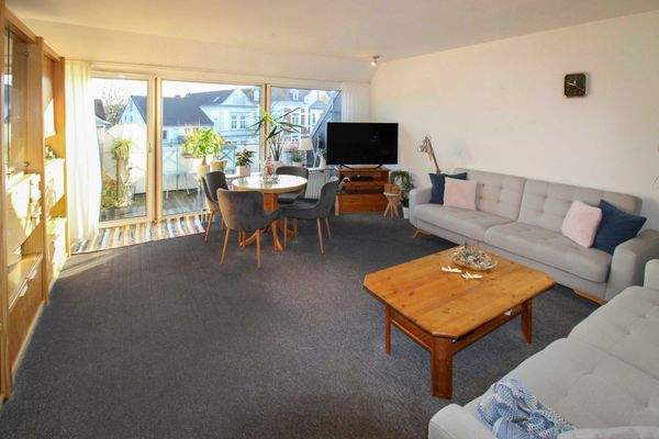 lichtdurchflutetes Wohnzimmer