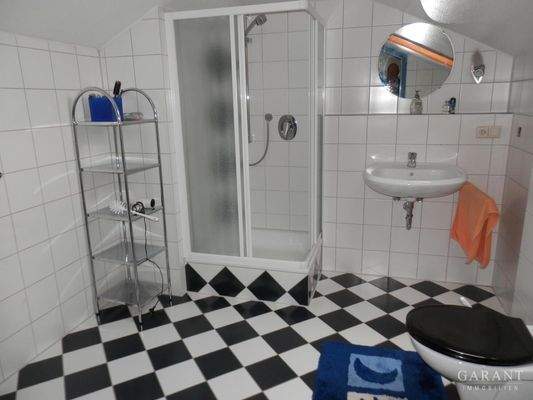 Kinderbadezimmer-Dachwohnung