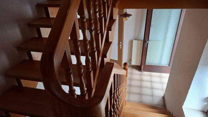 Treppenhaus zu EG und Keller