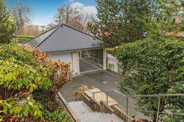 Blick auf die Garage und das Rolltor