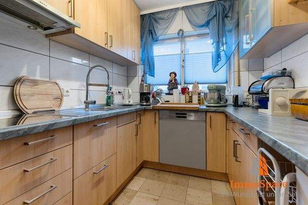 Moderne Einbauküche im Erdgeschoss