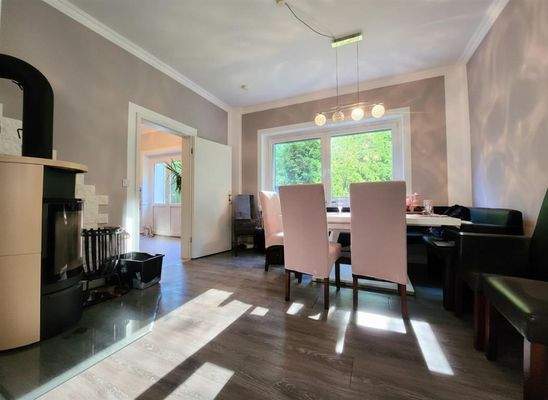 ca. 31 m² Wohnzimmer mit Außenrollläden