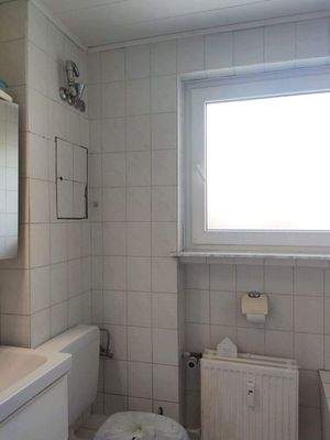 Ein helles Badezimmer mit Fenster