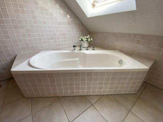 30) Das Bad - Teilansicht - Detail Badewanne ...