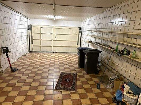sehr große Garage (hier wäre noch Ausbaureserve) 