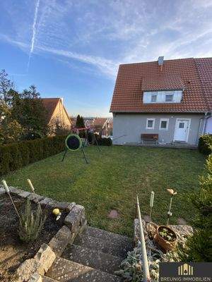 Gartenblick auf Haustüre