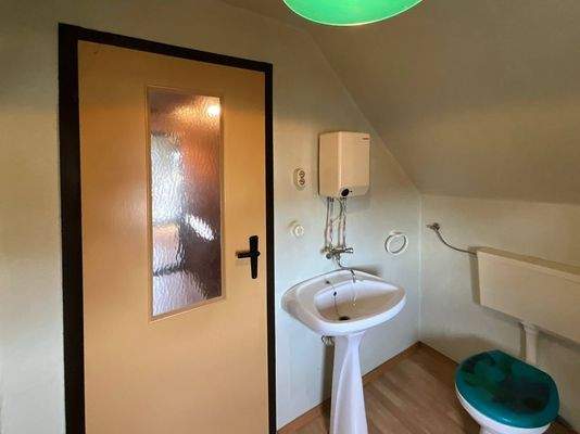 Toilette mit Handwaschbecken