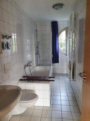 Bad mit Badewanne und Dusche