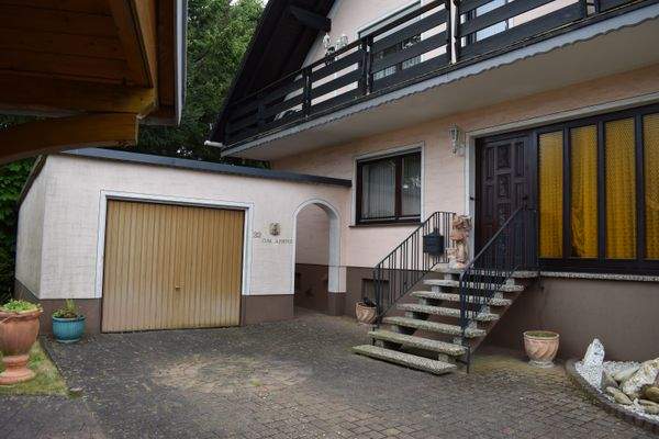 Eingangsbereich mit Garage.JPG