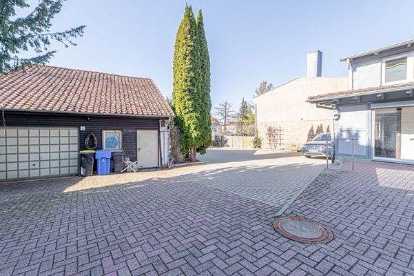 Innenhof Garage mit Parkplätzen