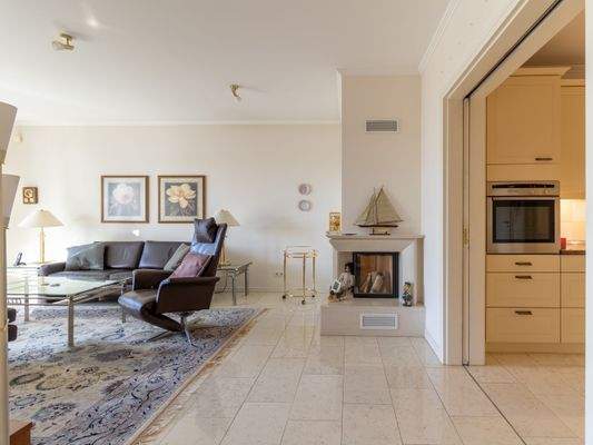 Blick ins Wohnzimmer mit Kamin