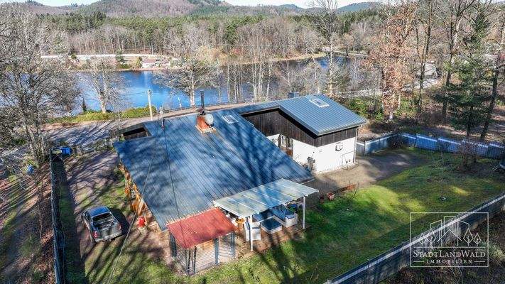 Hausansicht mit Seeblick