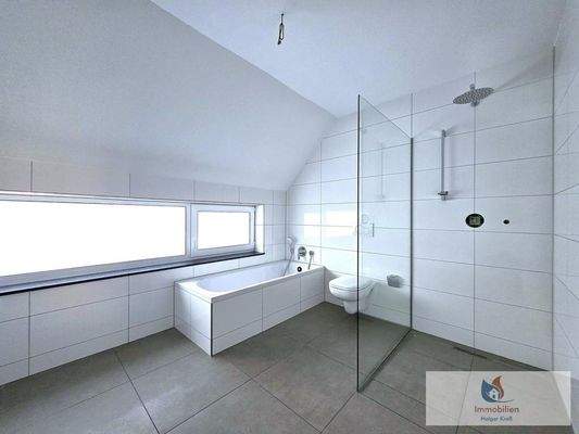 Masterbad mit Badewanne und Dusche